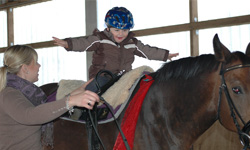 Mit Freude bei der Reittherapie - so soll es auch sein